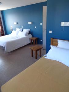 Postel nebo postele na pokoji v ubytování Auberge des genêts d'or