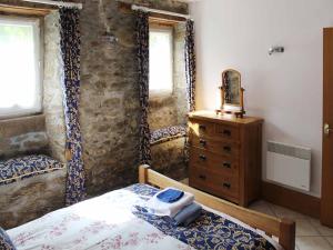 1 dormitorio con cama, tocador y espejo en Val Rive - Degas Apartment, en Dinan