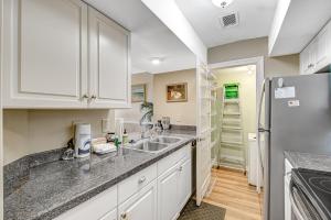 een keuken met een spoelbak en een koelkast bij Pelican Watch 1380 in Seabrook Island +12 foto's