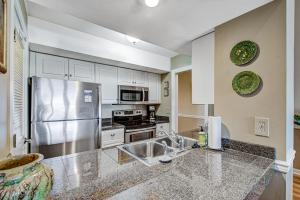 een keuken met een roestvrijstalen koelkast en een spoelbak bij Pelican Watch 1380 in Seabrook Island