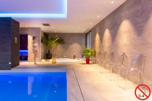 Бассейн в Hôtel L'Escale - Piscine & SPA или поблизости