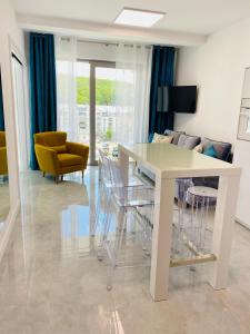 ein Wohnzimmer mit einem weißen Tisch und Stühlen in der Unterkunft Apartament Międzyzdroje B42 in Misdroy