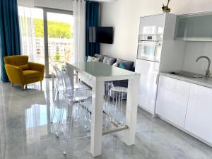Kuchyň nebo kuchyňský kout v ubytování Apartament Międzyzdroje B42