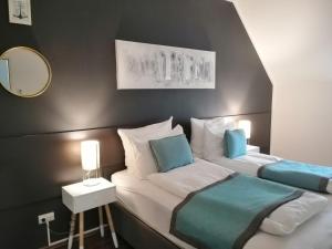 Simtown Suite Apartments في فيينا: غرفة نوم بسريرين ومرآة