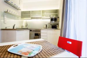 Kuchyňa alebo kuchynka v ubytovaní ORANGEHOMES one bedroom Modern apartment in the city center