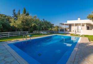 una piscina di fronte a una casa di Ammoudi Harmony Villa ad Amoudi