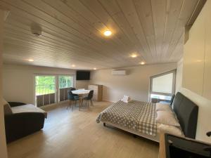 パランガにあるEGITOS apartamentaiのベッドとソファとテーブルのある寝室