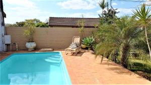 a swimming pool in the backyard of a house at CASA DE CAMPO PATRIMÔNIO in Brotas