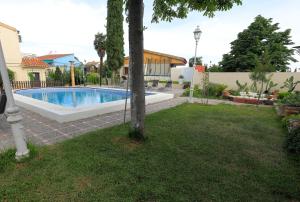 ein Schwimmbad in einem Hof neben einem Haus in der Unterkunft El Pino Cajar Granada in Cájar