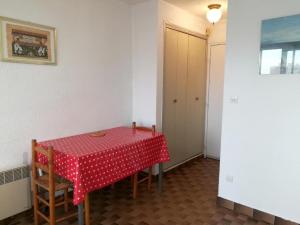 a table with a red and white polka dot table cloth at Les Lamparos in Palavas-les-Flots