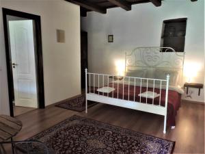 Bărcuţ的住宿－Casa Marta，卧室配有白色的床