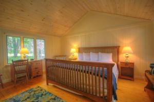מיטה או מיטות בחדר ב-Spruce Point Inn Resort and Spa