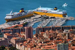 オリウルにあるB&B HOTEL Toulon Ollioulesの港に2隻のクルーズ船が停泊しています。