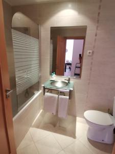 uma casa de banho com um lavatório, um WC e um espelho. em APARTAMENTO VISTA MAR 715 Edificio Oceano Atlantico Apartamentos Turisticos em Portimão