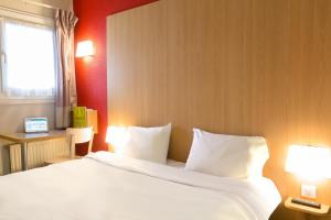 Postel nebo postele na pokoji v ubytování B&B HOTEL Toulon Ollioules