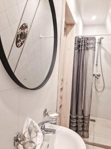 ein Badezimmer mit Waschbecken und Spiegel in der Unterkunft Brastadvaris in Lankupiai