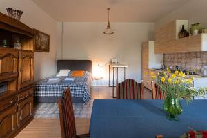 a room with a table and a bedroom with a bed at Nowe Kawkowo 28 in Jonkowo