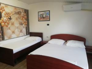 Ένα ή περισσότερα κρεβάτια σε δωμάτιο στο Pensiunea Mario