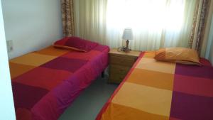 zwei nebeneinander stehende Betten in einem Schlafzimmer in der Unterkunft Cascadas de la Marina in Denia