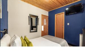 Postel nebo postele na pokoji v ubytování Hotel Casa Normandia
