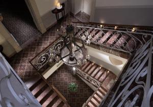 陶尔米纳陶尔米纳别墅酒店的吊灯,享有楼梯的上方景色