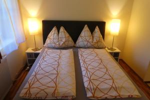 1 dormitorio con 1 cama con 2 lámparas en 2 mesas en Haus Daheim en St. Wolfgang
