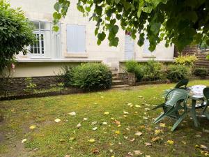 a table and chairs in the yard of a house at Gîte proche Zoo Beauval 41 in Angé