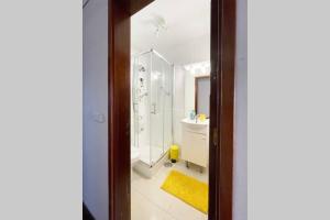 Koupelna v ubytování Yellow House Aveiro Netflix and garage