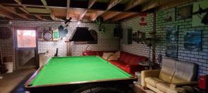 uma sala de estar com uma mesa de bilhar em B&B Krachtwijk em Soest