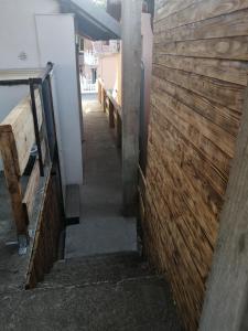un pasillo de un edificio con una pared de madera en Gaga, en Veliko Gradiste