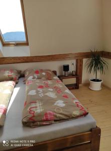 uma cama com um cobertor num quarto em art-house 4 Attic Apartment em Děčín