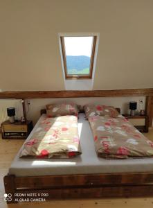 Un pat sau paturi într-o cameră la art-house 4 Attic Apartment
