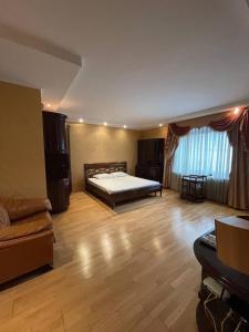 Großes Zimmer mit einem Bett und einem Sofa in der Unterkunft One bedroom Kreschatik Str 4 in Kiew