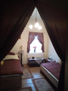 A bed or beds in a room at Brezovay Kastély Panzió