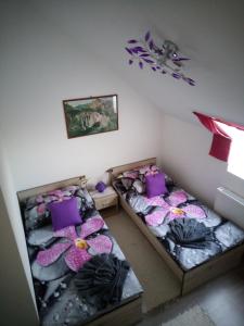 A bed or beds in a room at Brezovay Kastély Panzió