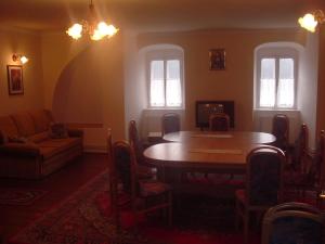 sala de estar con mesa de madera y sillas en Brezovay Kastély Panzió, en Egerszólát