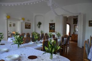 A restaurant or other place to eat at Brezovay Kastély Panzió