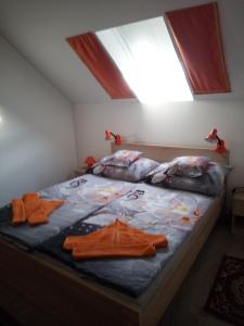 A bed or beds in a room at Brezovay Kastély Panzió