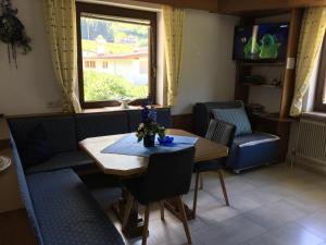 ein Wohnzimmer mit einem Esstisch und Stühlen in der Unterkunft Haus Herzog in Matrei in Osttirol