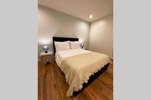 1 dormitorio con 1 cama con sábanas blancas y 2 lámparas en Santuário de Fátima - Fátima Host 2AP6 en Fátima