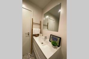 W łazience znajduje się umywalka i lustro. w obiekcie Santuário de Fátima - Fátima Host 2AP6 w Fatimie