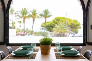 - une table avec des plats verts et une vue sur les palmiers dans l'établissement Precioso apto. 1ª linea del mar. Piscina, Parking., à Mojácar