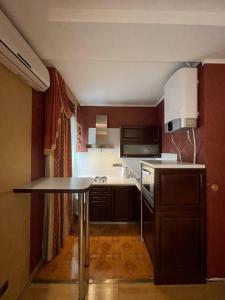 eine kleine Küche mit einem Tisch in einem Zimmer in der Unterkunft One bedroom Kreschatik Str 4 in Kiew