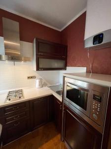 cocina pequeña con fogones y microondas en One bedroom Kreschatik Str 4 en Kiev