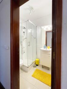 a bathroom with a shower and a toilet and a sink at Yellow House Aveiro Smart TV and garage in Aveiro