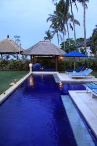 Bazén v ubytování The Beach Front Villas - North Bali nebo v jeho okolí