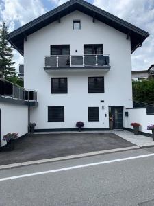 un edificio blanco con un balcón en el lateral. en Haus Anna en Seefeld in Tirol