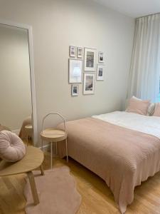 En eller flere senge i et værelse på Apartament Golden Tulip