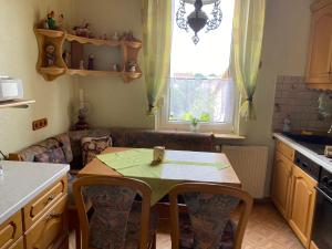 une petite cuisine avec une table et un canapé dans l'établissement Gästehaus Seestern, à Cuxhaven
