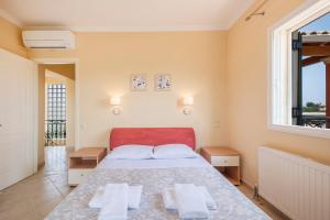 a bedroom with a bed with two towels on it at Kanali Hill House in (( Agía Eleoúsa ))